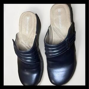 Black leather clogs with a 1.5" heel #clogs